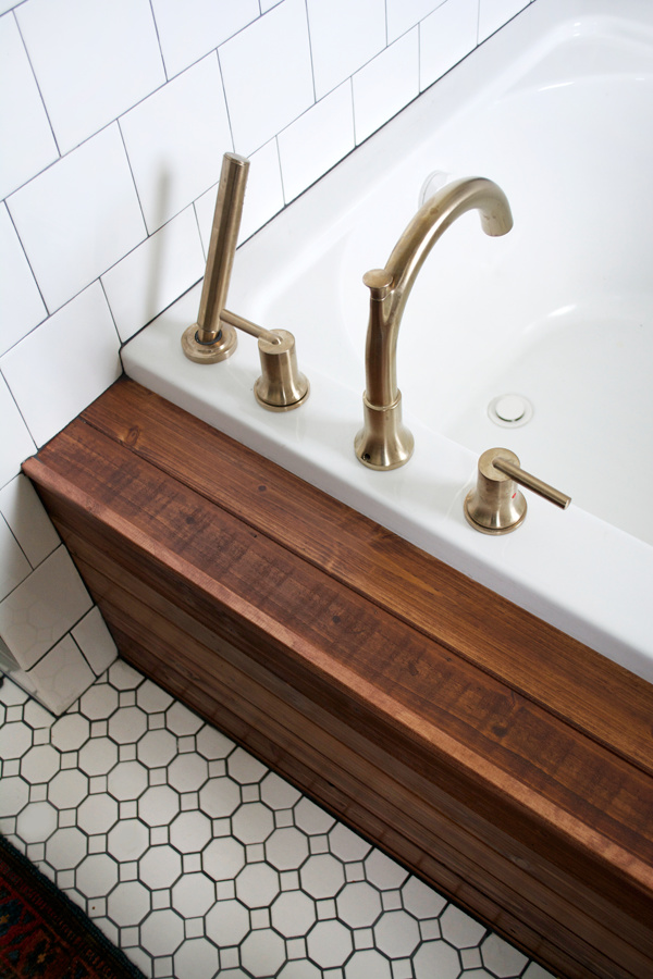 How to Install Wood Planking on Bathtub