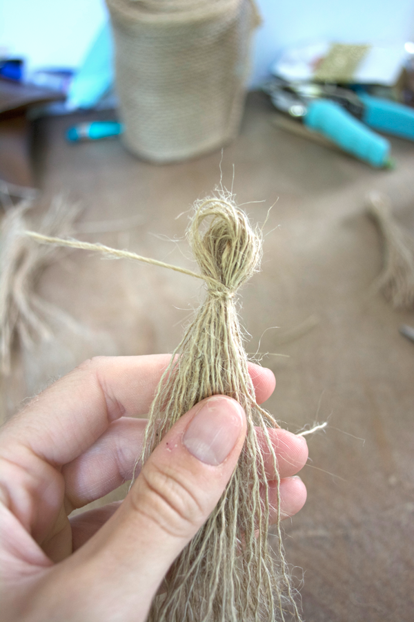 tutorial on making tassels out of burlap