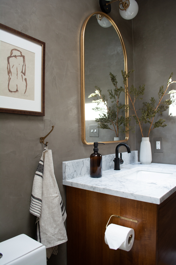 Roman Clay Walls in a Modern Vintage Bathroom 