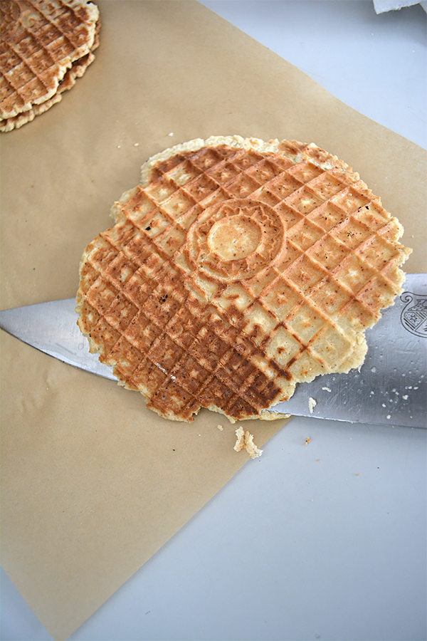 How to Cut Stroopwafels