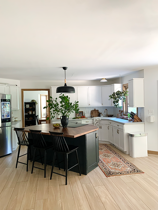 white kitchen cabinets