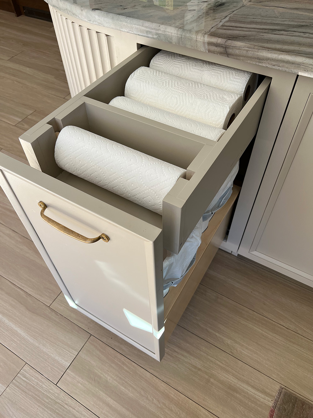 Paper towel hidden in pull drawer  Kitchen room design, Paper towel  storage, Kitchen cabinet design