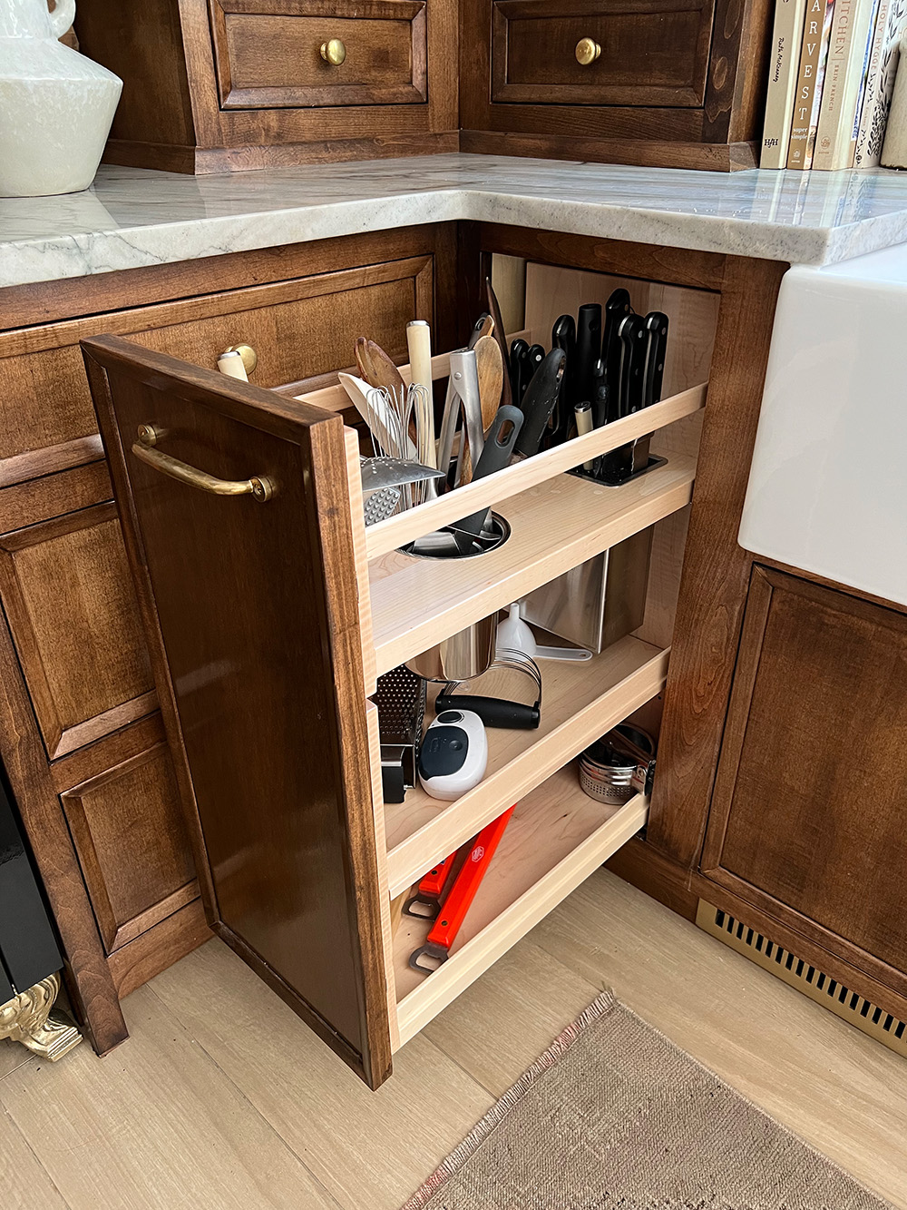 Slide-Out Cabinet Organizer for Knives and Tools - Gast