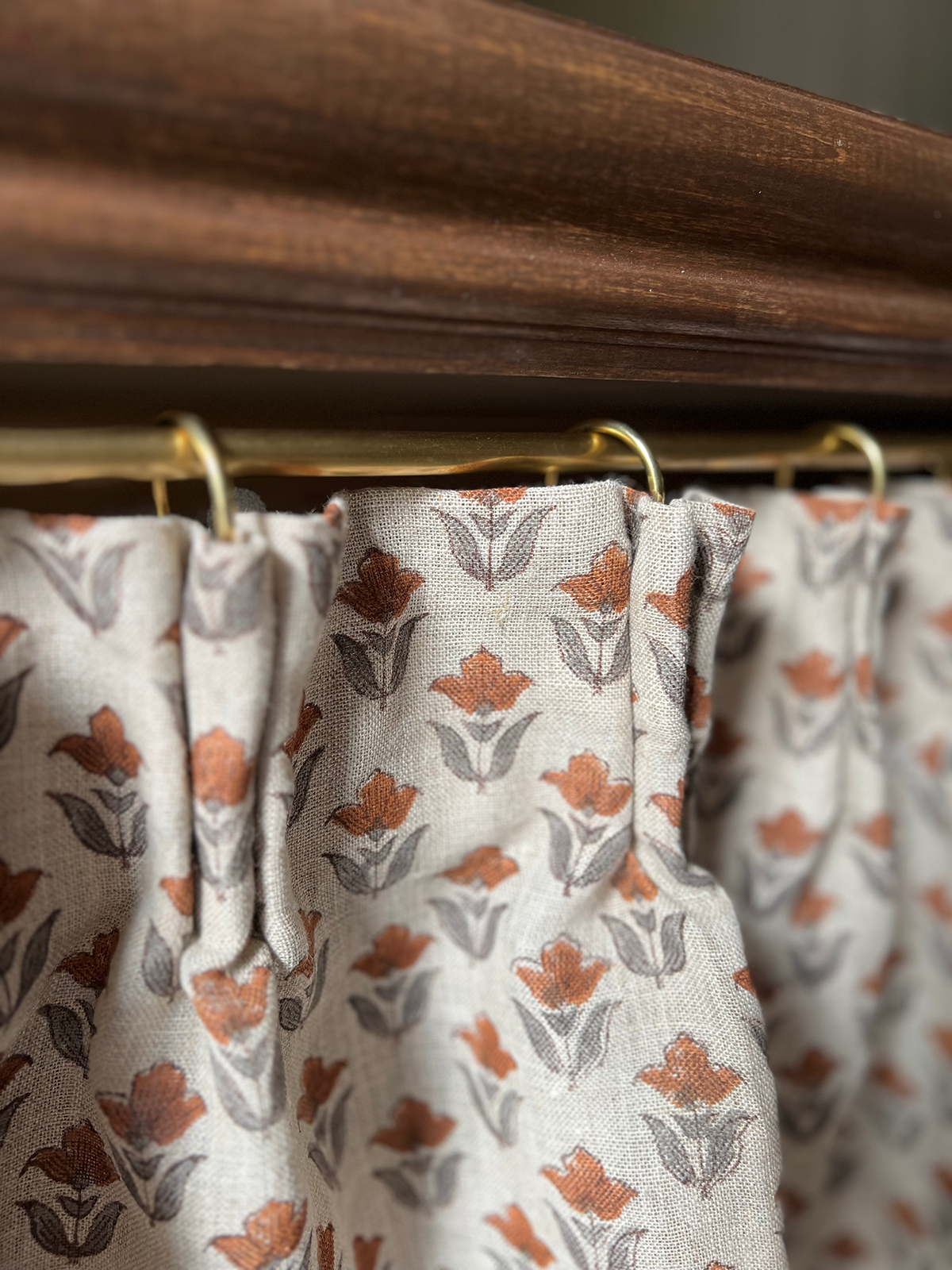 HOW TO MAKE A NO-SEW PINCH PLEAT CURTAIN - BREPURPOSED