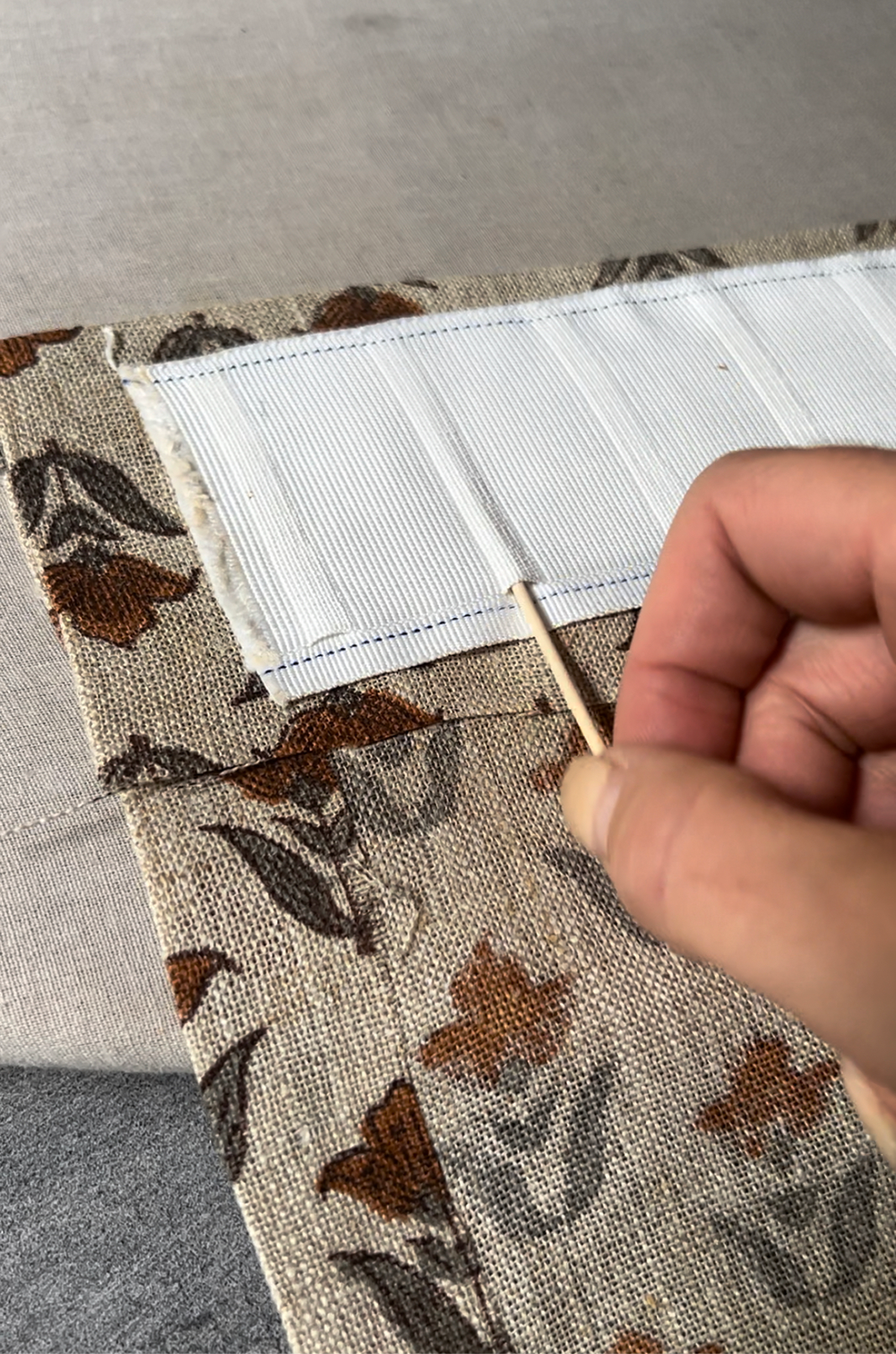 HOW TO MAKE A NO-SEW PINCH PLEAT CURTAIN - BREPURPOSED