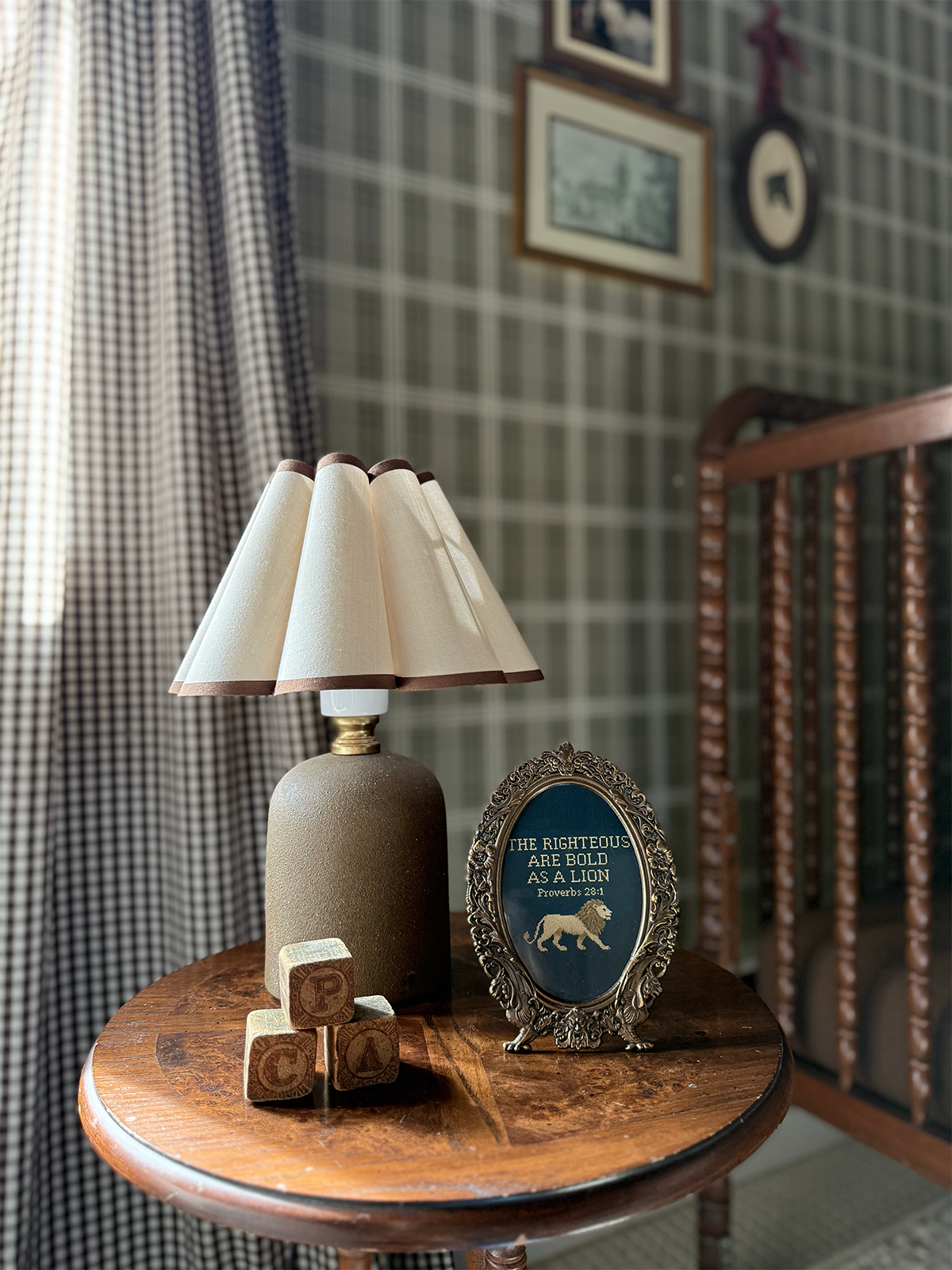 vintage frame and neutral lamp 